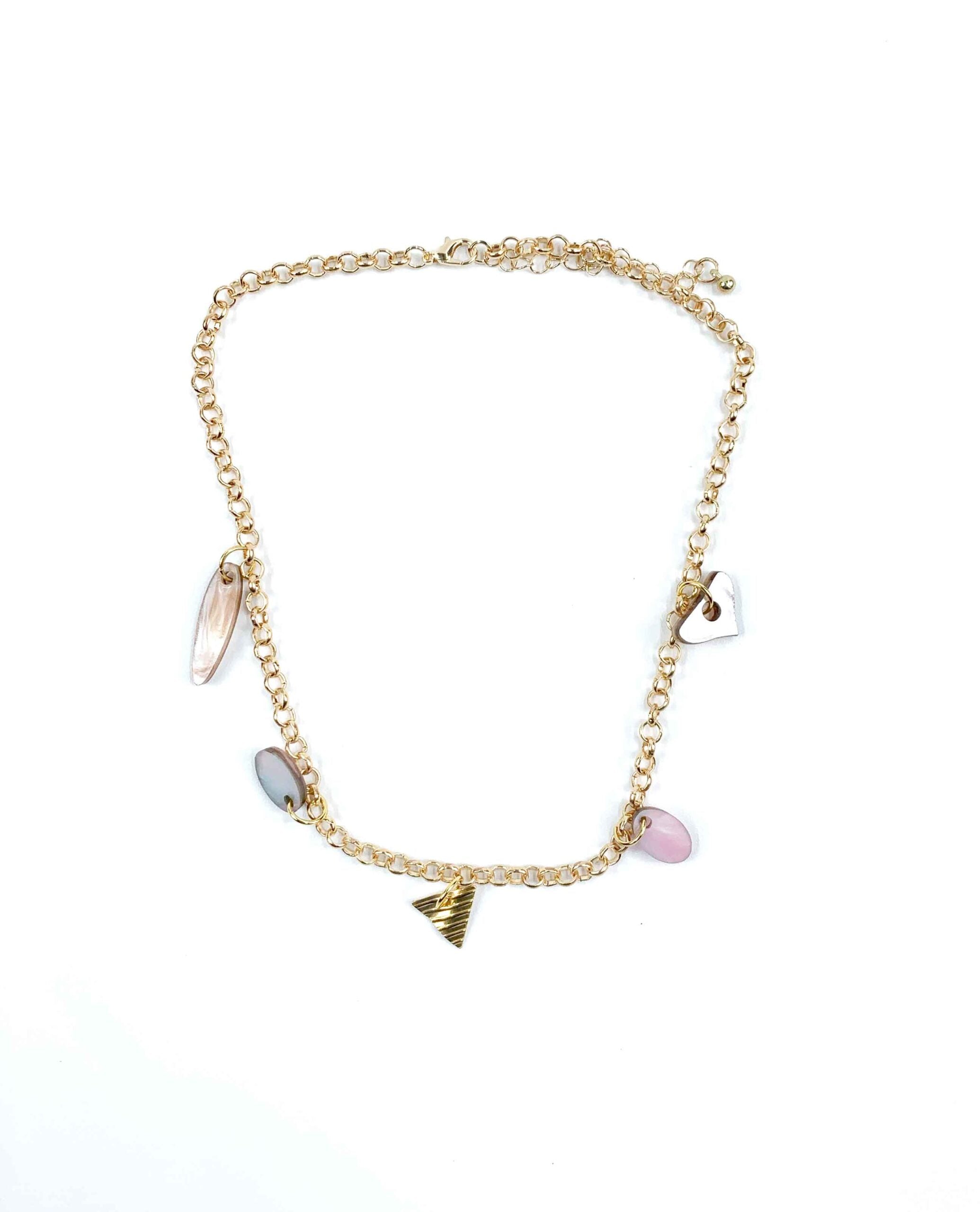 Collar triángulo dorado y 4 adornos