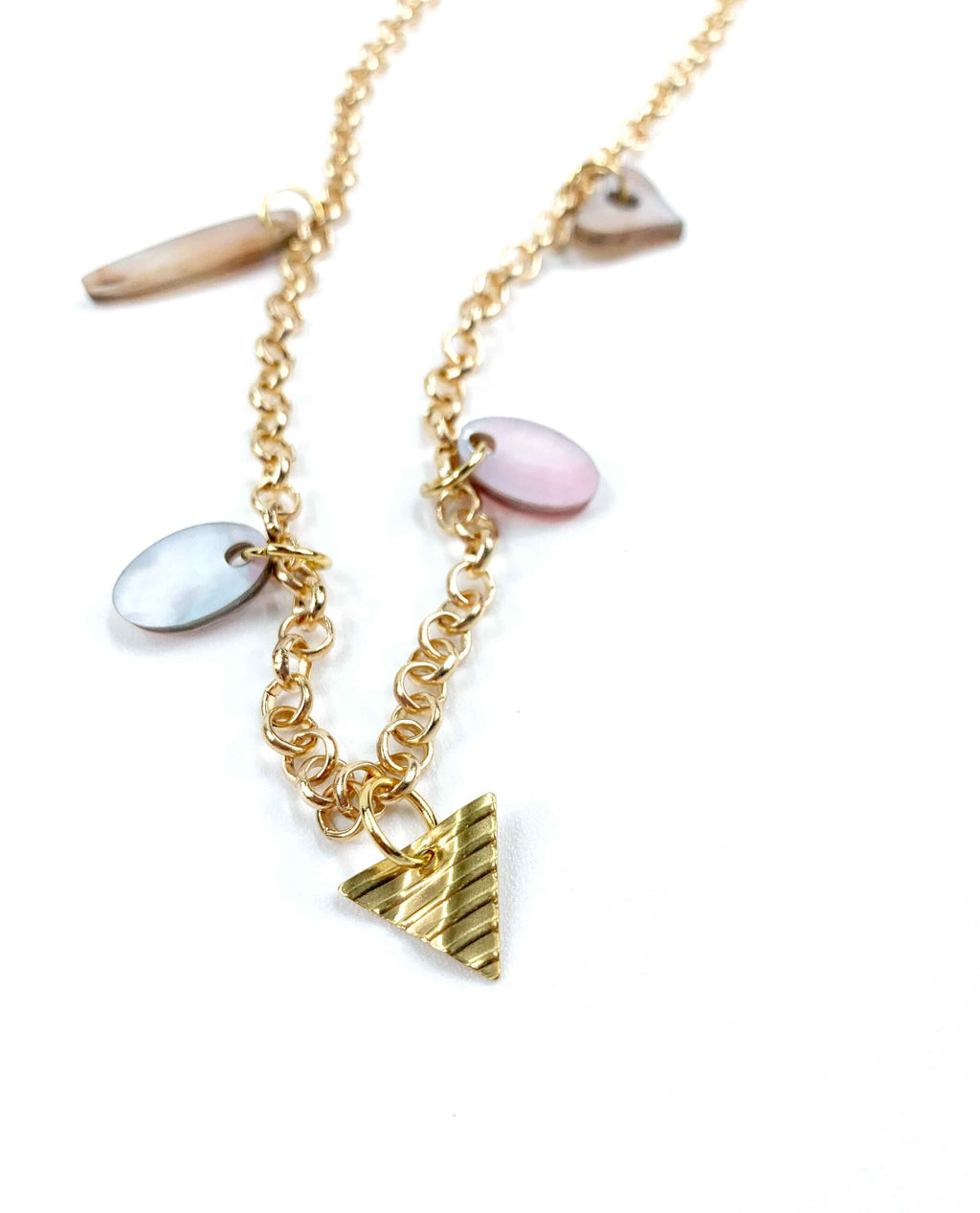 Collar triángulo dorado y 4 adornos