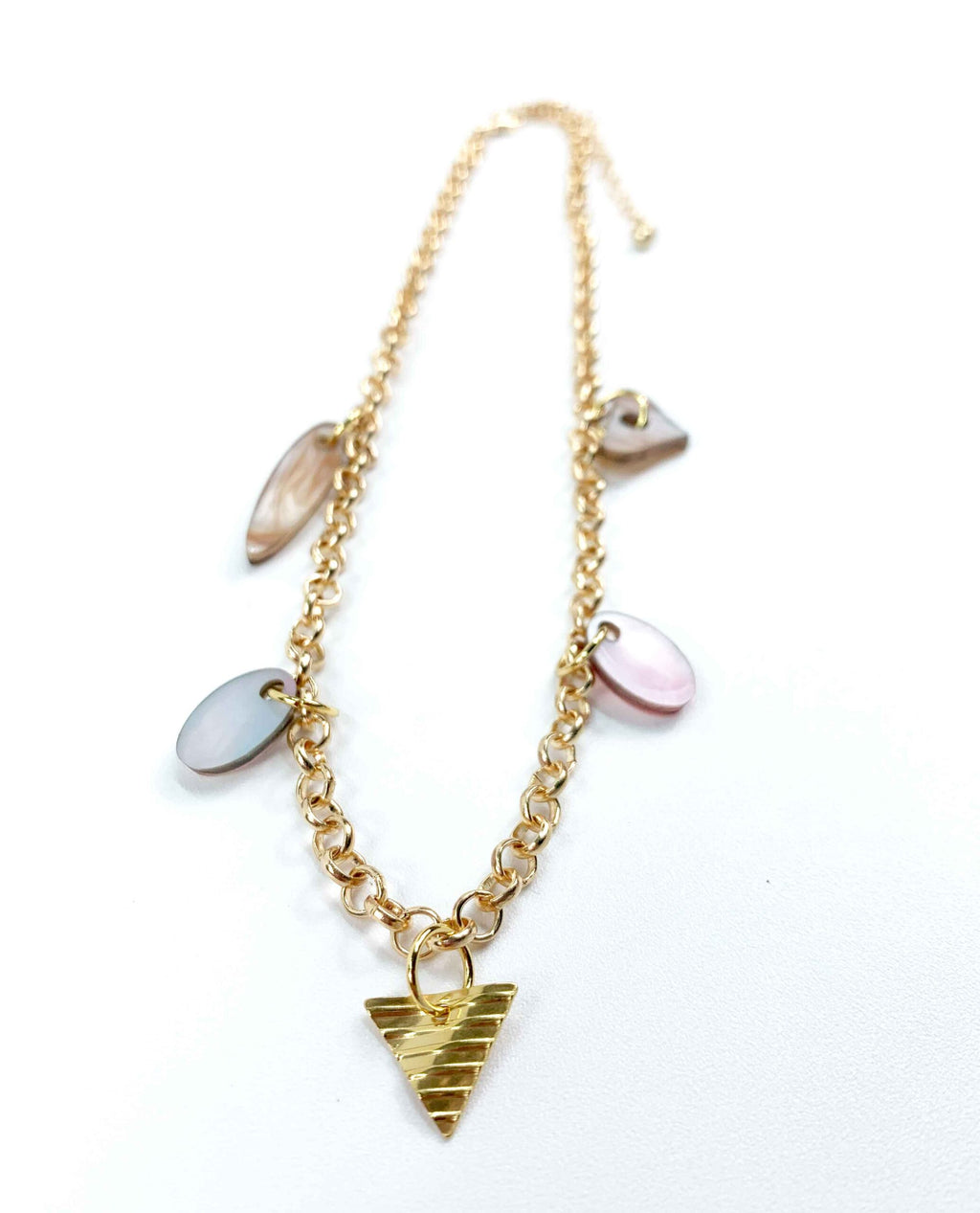 Collar triángulo dorado y 4 adornos