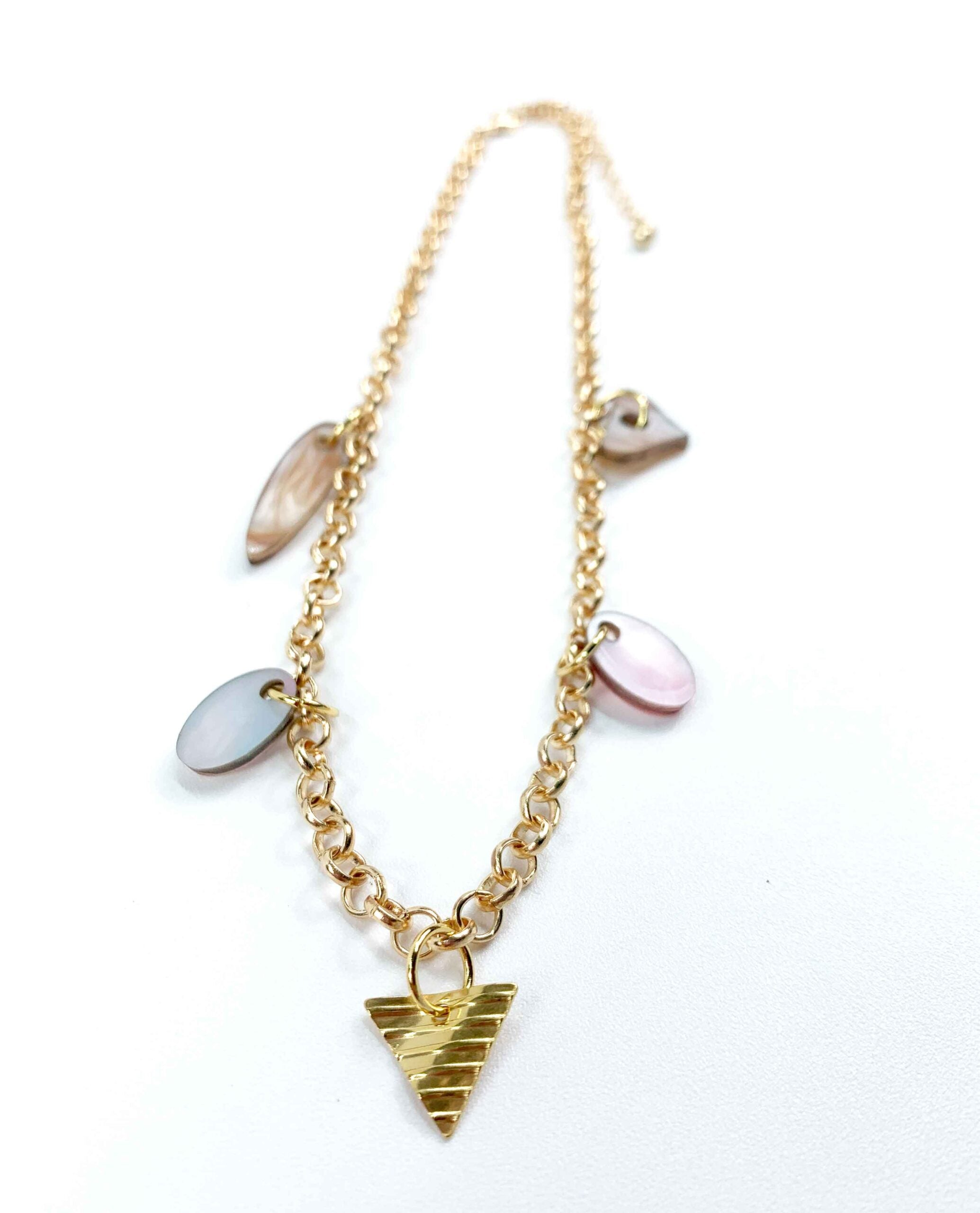 Collar triángulo dorado y 4 adornos