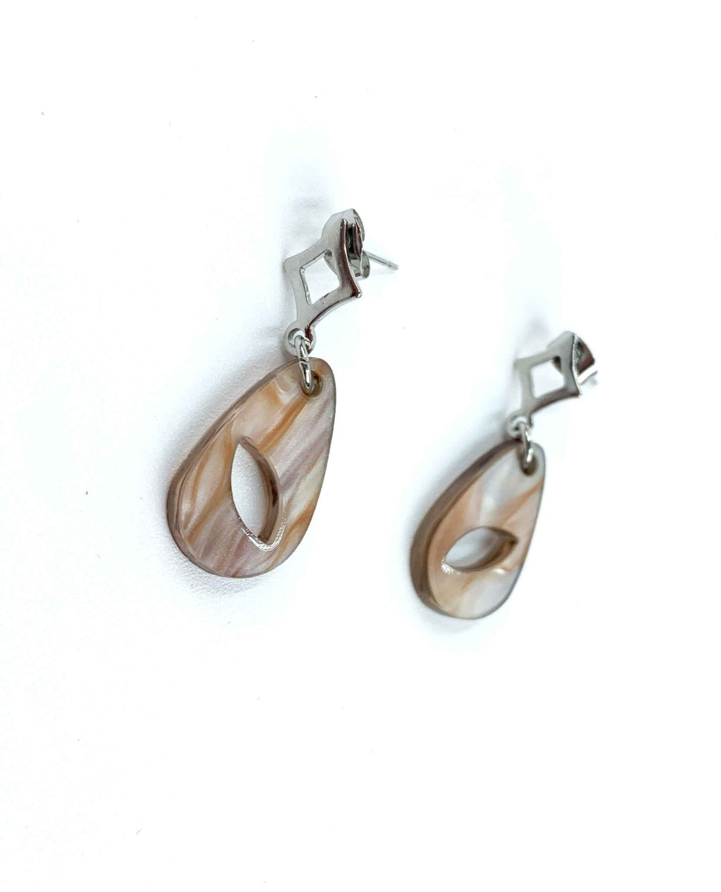 Bisutería Moderna: Pendientes en forma de gota con Toque de Color